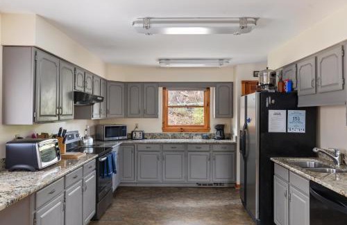 Luray House | Sleepy Hollow 5BR Cabin - National Park 7 Min, Hot Tub, Fire Pit, Sleeps 12
