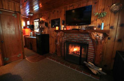 Crestline Cabin | Sleepy Hollow Cabins & Hotel