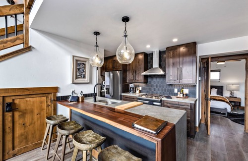 Estes Park Cabin | Slice of Heaven just steps from Lake Estes! Indoor/Outdoor Fireplace and Jacuzzi
