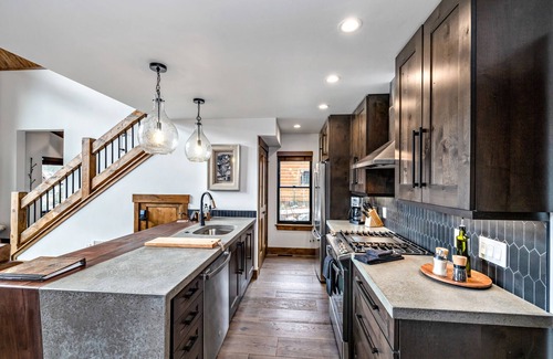 Estes Park Cabin | Slice of Heaven just steps from Lake Estes! Indoor/Outdoor Fireplace and Jacuzzi