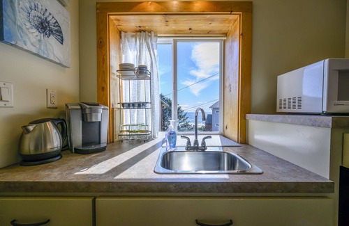 Oceanside House | Slice of HeavennPanoramic ocean view, three minute walk to the sand.