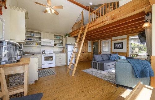 Oceanside House | Slice of HeavennPanoramic ocean view, three minute walk to the sand.