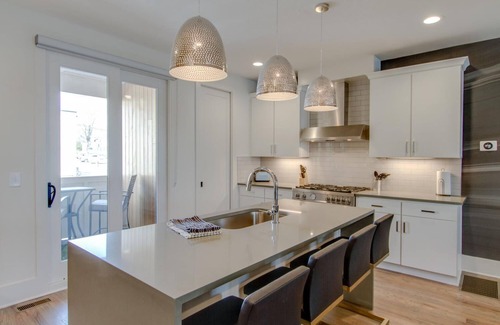 Eighth Avenue House | Slick - Top Floor Deck - Walk 2 Gulch & Downtown