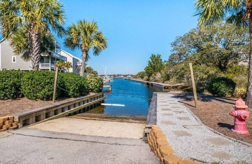 Surf City House | Slip Away /4BR /Boat Ramp & Slip /Steps from the Ocean