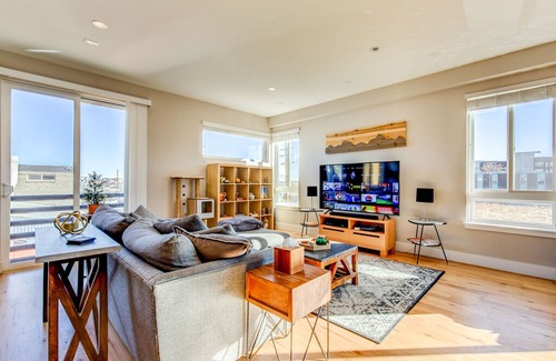 West Colfax House | Slofax House - Luxurious Modern Home in Sloan's Lake of Denver