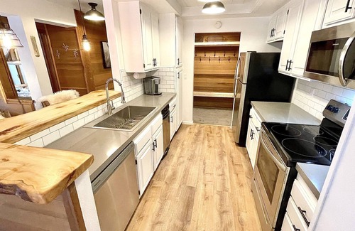 Mammoth Lakes Condo | Slope Side!⛷️DIRECTLY across from Canyon Lodge. Covered Parking & Ski locker! ⛷️