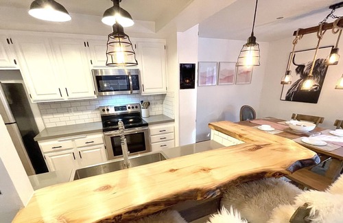 Mammoth Lakes Condo | Slope Side!⛷️DIRECTLY across from Canyon Lodge. Covered Parking & Ski locker! ⛷️