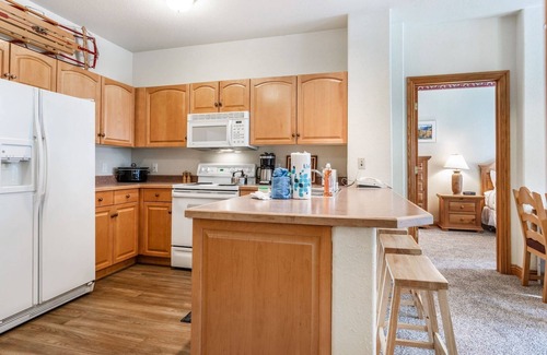 Mountain House Condo | Slope-Side Hidden River Lodge: Stunning Views, Hot Tubs, Walk to Lifts, On Shuttle Route, Cozy Condo
