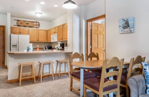 Mountain House Condo | Slope-Side Hidden River Lodge: Stunning Views, Hot Tubs, Walk to Lifts, On Shuttle Route, Cozy Condo