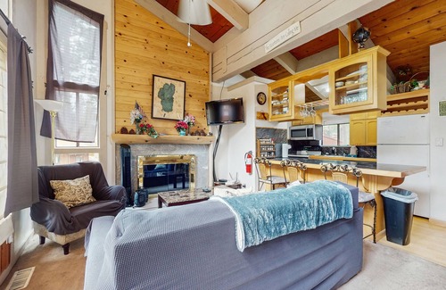 South Lake Tahoe Condo | Slopeside alpine condo with shared hot tub , at the base of Heavenly lodge