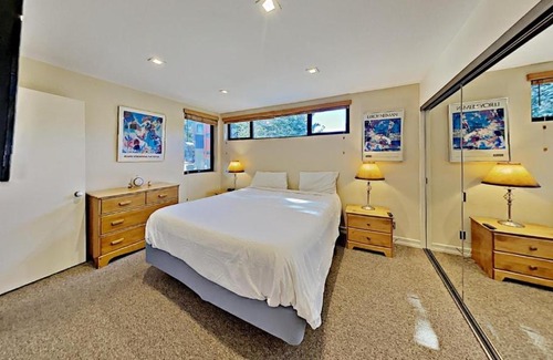 Mammoth Lakes Apartment | Slopeside Four Bedroom Homes at 1849 Condos - Free Wifi & Parking!