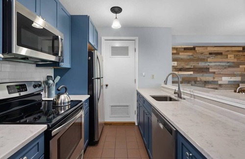 West Dover House | Slopeside Mountain Retreat! Ski Off w/Fireplace