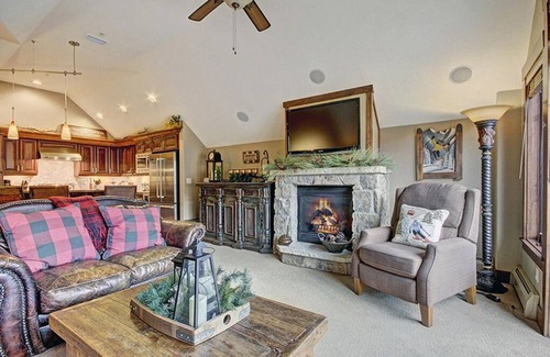 Breckenridge Cabin | Slopeside Penthouse, onsite firepit, hot tubs, gondola to town, ski locker