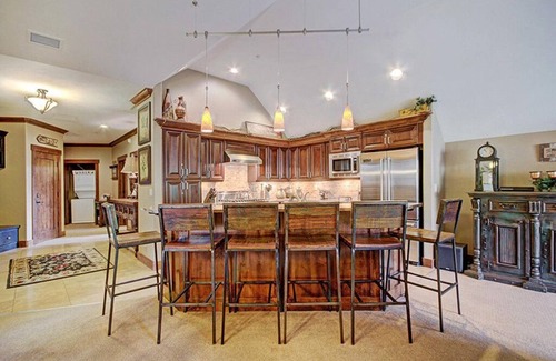 Breckenridge Cabin | Slopeside Penthouse, onsite firepit, hot tubs, gondola to town, ski locker