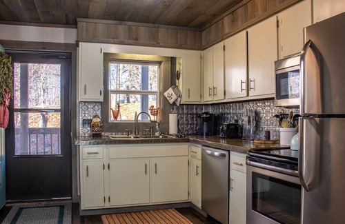Beech Mountain Ski Chalet | SLOPESIDE Retreat at Beech Mountain Resort. SKI IN & SKI OUT Newly Renovated!