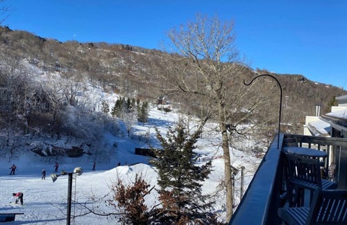 Beech Mountain Ski Chalet | SLOPESIDE Retreat at Beech Mountain Resort. SKI IN & SKI OUT Newly Renovated!