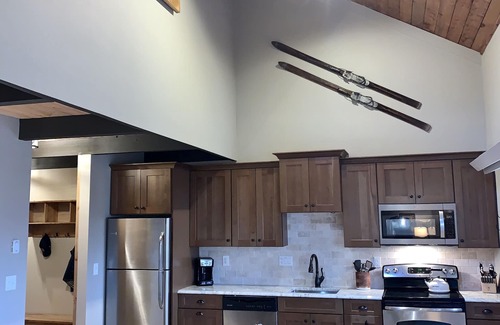 Ludlow House | Slopeside townhome on Okemo Ski Mountain! Summer Pool, Tennis & Air Conditioning