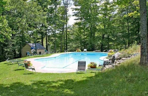 Ludlow House | Slopeside townhome on Okemo Ski Mountain! Summer Pool, Tennis & Air Conditioning
