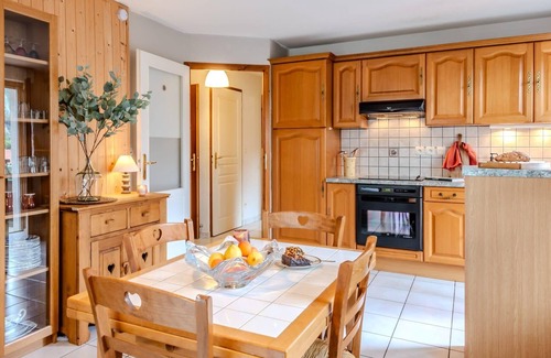 Thones Condo | Slow Chalet Thônes: lake & mountain, 15 min to ski – lift, balcony, parking