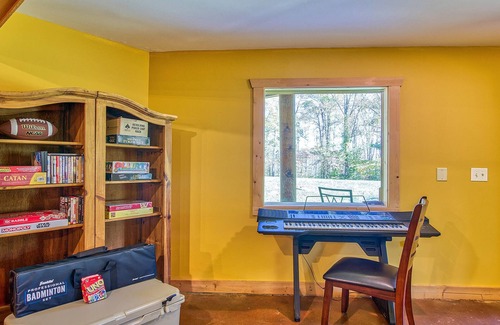 Sylva House | Slps 24;12m town;7acre; huge yard; theatre+gmroom!
