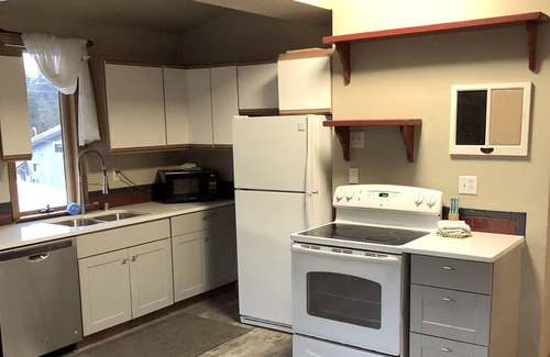 Mendenhaven House | Sluice Box - Affordable, Convenient, and near Mendenhall Glacier- DISCOUNTS ON TOURS!