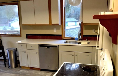 Mendenhaven House | Sluice Box - Affordable, Convenient, and near Mendenhall Glacier- DISCOUNTS ON TOURS!