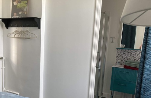 Bagnoles-de-l'Orne Bed & Breakfast | Small bedroom with shower, WC on landing