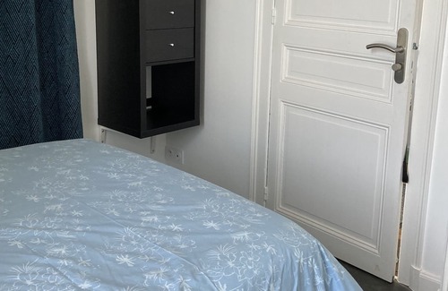 Bagnoles-de-l'Orne Bed & Breakfast | Small bedroom with shower, WC on landing