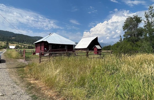 Halfway Cottage | Small 1880's home, in the country. Beautiful surroundings, horse friendly.