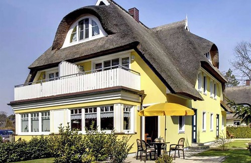 Ostseebad Prerow Apartment | Small apartment for 2 pers. in quiet location with south-east terrace in thatched house