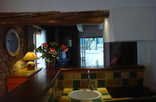 Plaissan House | Small cozy house with private garden/swimming pool