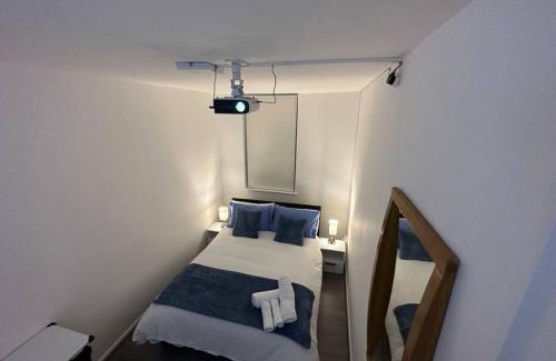 Weavers House | Small cozy private bedroom zone1