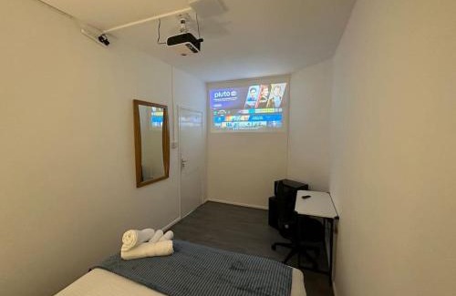 Weavers House | Small cozy private bedroom zone1