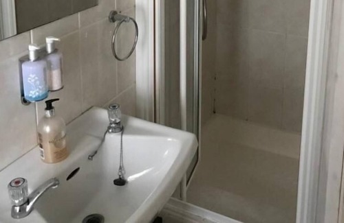 Market Overton Bed & Breakfast | Small-Double room-Ensuite with Shower