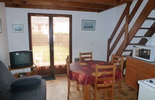 Damgan House | Small house for 4 people in residence with swimming pool