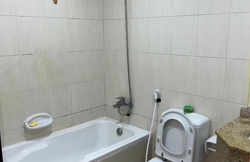 Ajman House | Small Room shared bath with beach access for single person or short stay couplesغرفة صغيرة مع حمام مشترك مع إمكانية الوصول إلى الشاطئ لشخص واحد أو للأزواج الذين يقيمون لفترة قصيرة