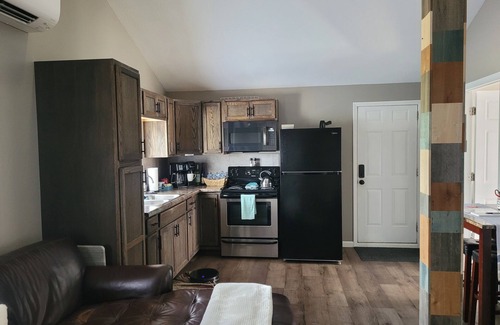 Bonnie House | Small simple cozy house close to Interstate & Rend Lake fishing/hunting