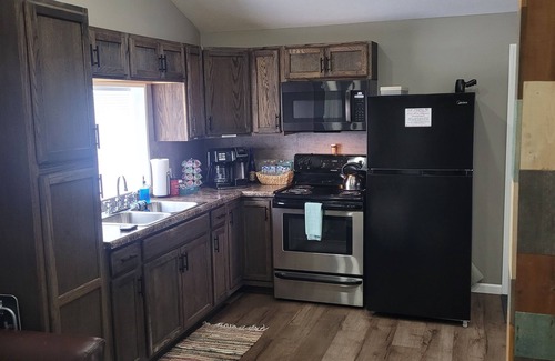 Bonnie House | Small simple cozy house close to Interstate & Rend Lake fishing/hunting