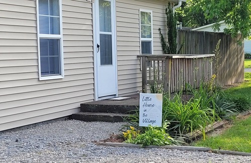 Bonnie House | Small simple cozy house close to Interstate & Rend Lake fishing/hunting