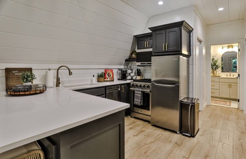 Broken Bow Cabin | Small Space, Big Style 2 Kings + Pets