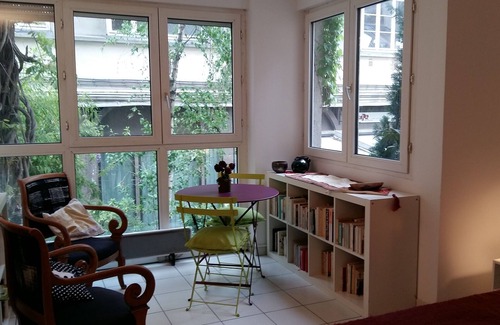 Quartier Saint-Ambroise Bed & Breakfast | Small studio in private green alley in the heart of Paris