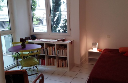 Quartier Saint-Ambroise Bed & Breakfast | Small studio in private green alley in the heart of Paris