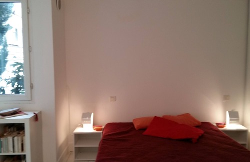 Quartier Saint-Ambroise Bed & Breakfast | Small studio in private green alley in the heart of Paris