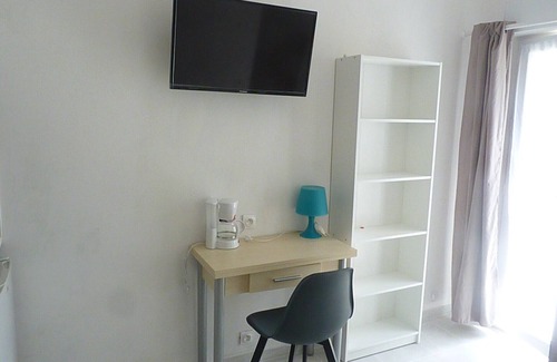 Saujon Apartment | Small studio with south-facing terrace