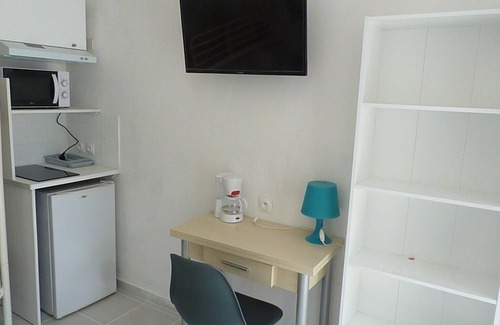 Saujon Apartment | Small studio with south-facing terrace