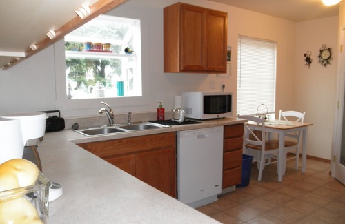 Puyallup House | Small Town Friendliness & Family Activities; 2 blks from Western WA Fairgrounds