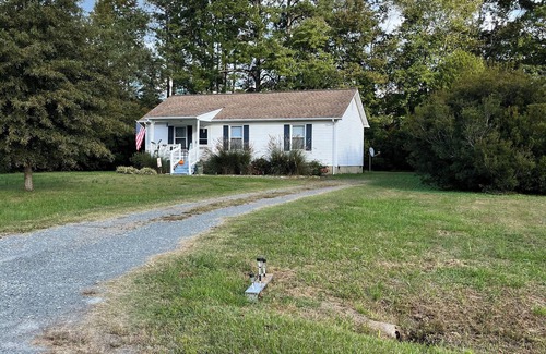 Mathews House | Small Town Getaway - close to in-town Mathews with a casual, rural life