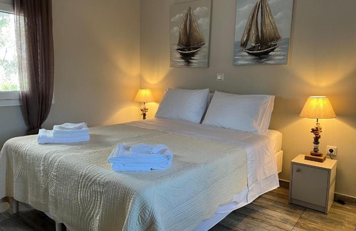 Spata-Artemida Villa | small villa by the sea