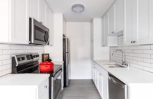 Sawtelle Apartment | Smart Brentwood 1BR w/W/D, nr. UCLA & Restaurants, by Blueground