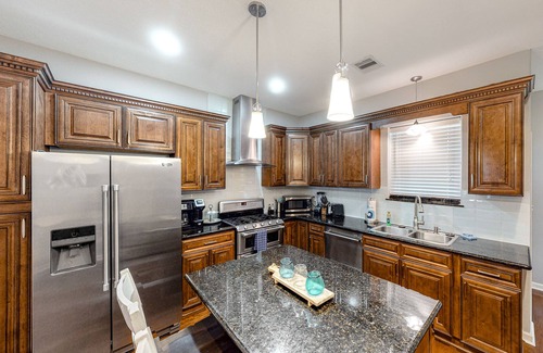 San Jacinto House | Smart Craftsman Home on Seawall | Gulf-View Observatory Deck | 500’ to Beach